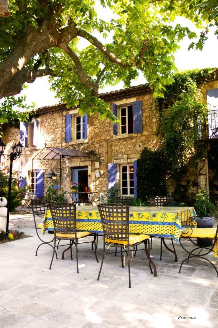 Discover the Quaint Charms of Violès in the Heart of Provence